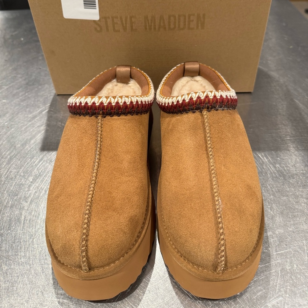 NIB STEVE MADDEN Selena platforms in a size 7.5 in the color cognac.